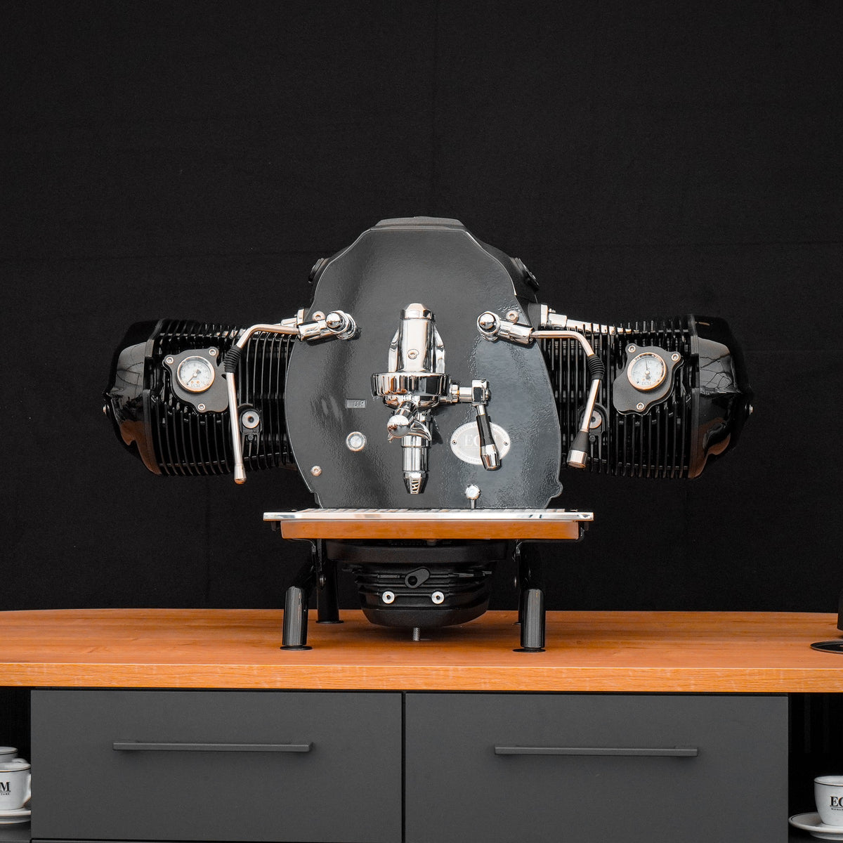 ECM Big Coffee Boxer sett forfra – espressomaskin bygget av BMW R 18 Big Boxer-motor